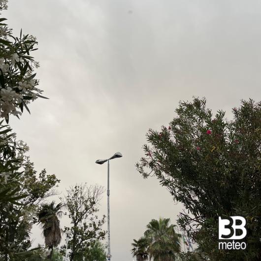 Tutto il giorno a dire velature estese ora addirittura piove