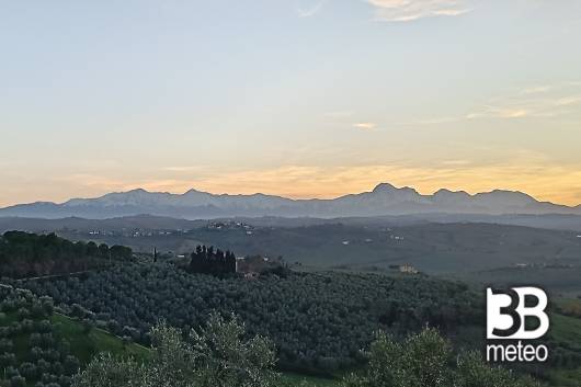 Da Tortoreto orizzonte con Gran Sasso al tramonto