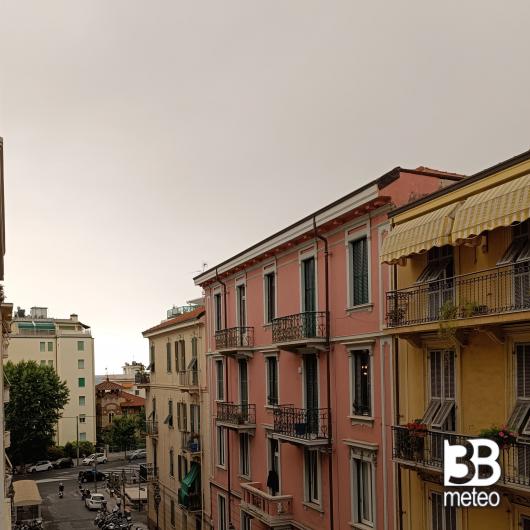 cielo carico di sabbia sahariana
