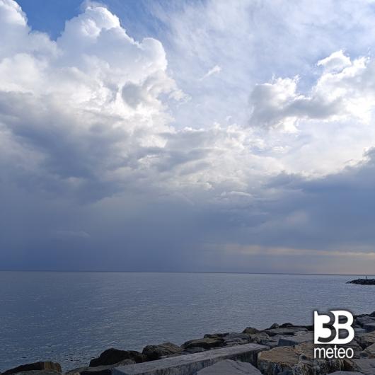 Nuvole temporale schede in transito al largo di Sanremo