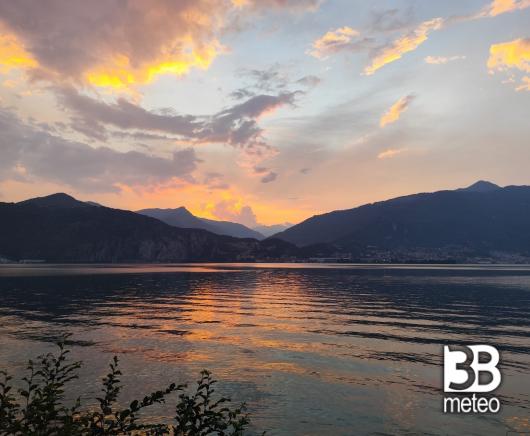 tramonto sul lago d'iseo