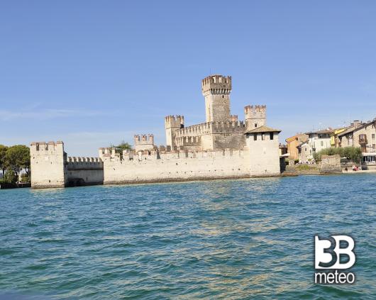 castello scaligero visto dal lago
