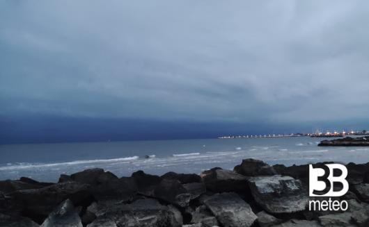 il temporale in arrivo sulla costa