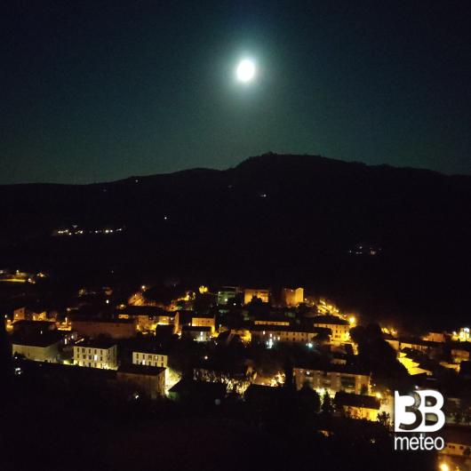 Luna piena dalla torre dell' orologio di Brisighella