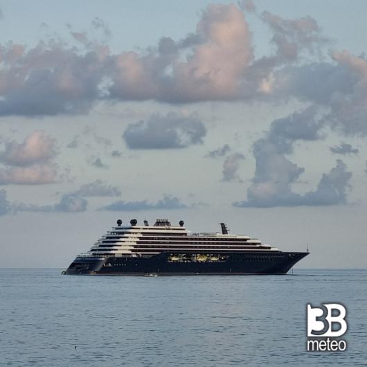 Mega yacht ilma all ancora nella baia di giardini-naxos