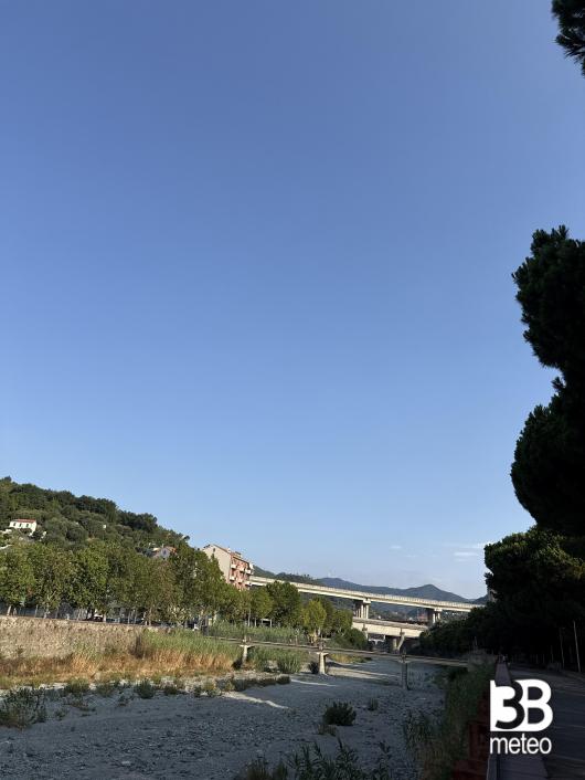 cielo terso con vento