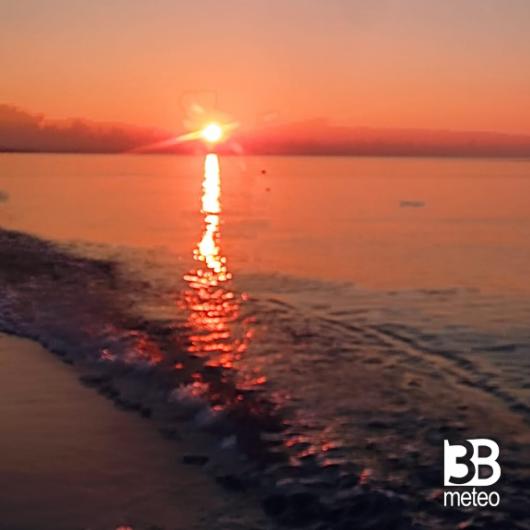 ....l'alba del nuovo giorno accarezzo' il suo viso illuminandolo d'immenso