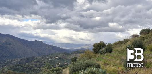 ci sono un bel po' di nuvole ma basta che non piove