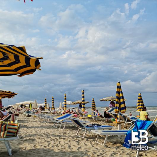Vento e mare mosso...pero' in spiaggia si sta' bene...