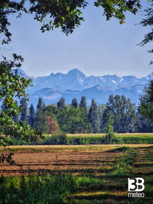 i monti dalla cascina castello
