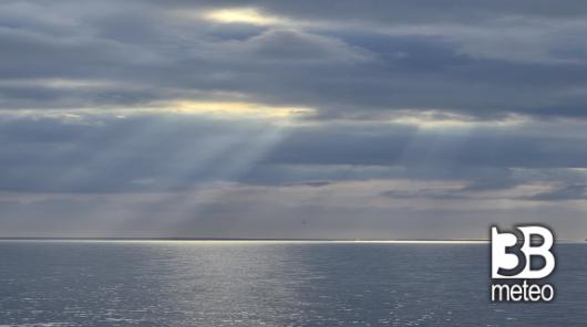 raggi di sole sul mare
