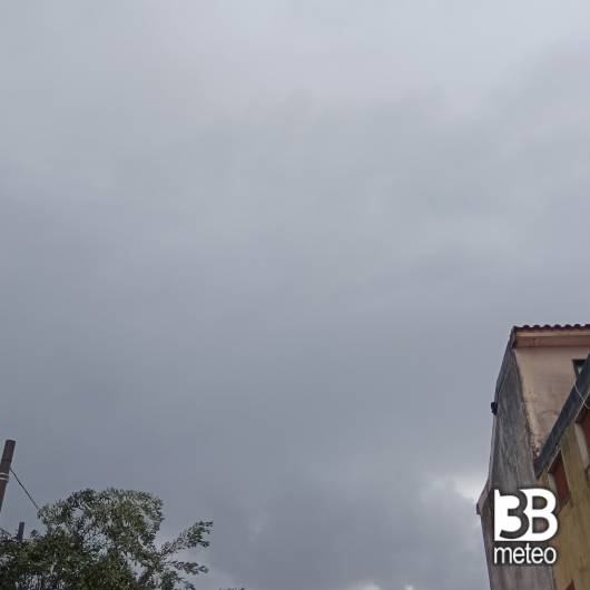 nuvoloso  con foti acquazzoni