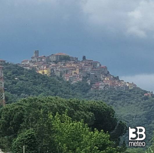 Vezzano ligure visto dal fiume di Arcola