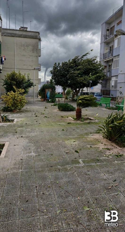 tromba d'aria colpisce la puglia. la foto dalla repubblica di daconto