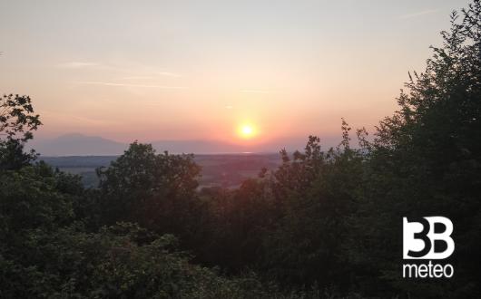 alba dalle colline di castiglione dstiviere con sullo sfondo il lago di garda