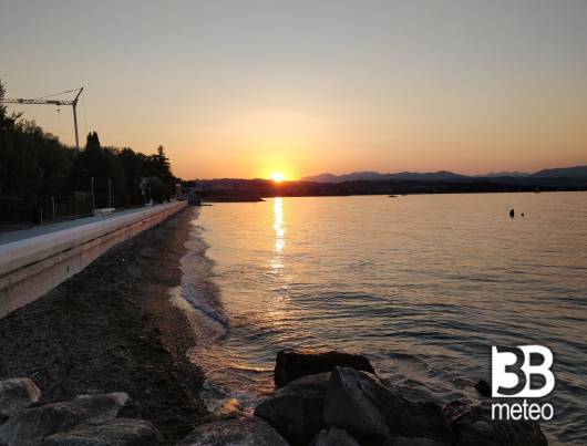 tramonto sul lago