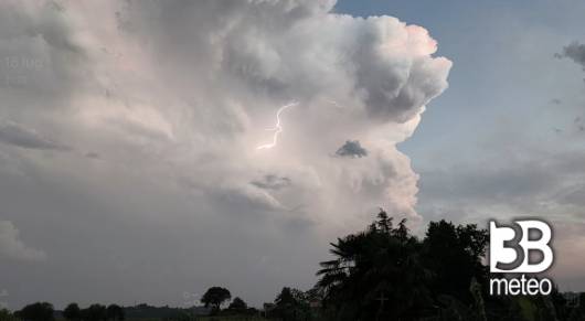 nuvole strane e fulmini