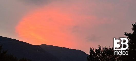 bagliore al crepuscolo dietro la cresta