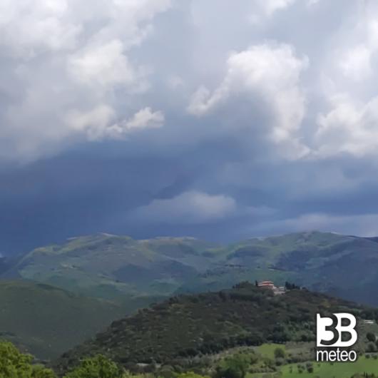 Montefiolo Casperia con nubi grigie in sottofondo