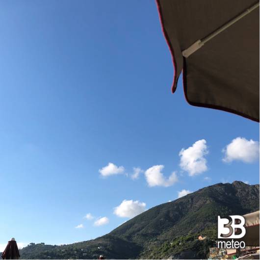 Sereno con due nuvolette bianche