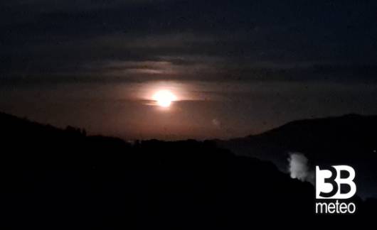 la luna che sorge dalla vena dei gessi.