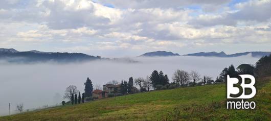 la nebbia a fondovalle  sullo sfondo la vena dei gessi