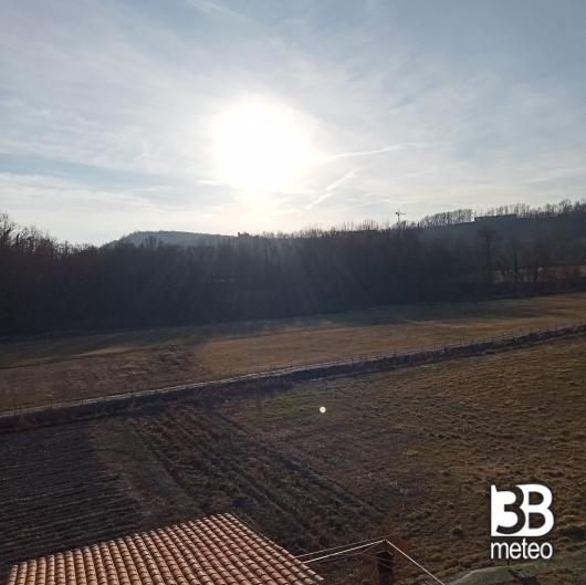 Lesegno 19022023 ottima giornata di sole e poche velature temperatura di 14 gradi ore 1649