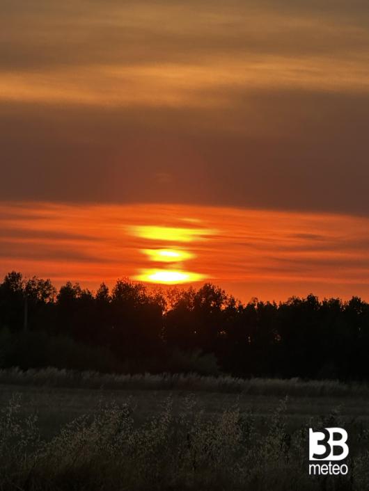 tramonto con tre soli