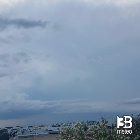 Nuvoloso con temporale in mare