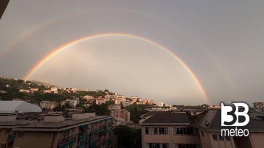 doppio arcobaleno sopra la citta'