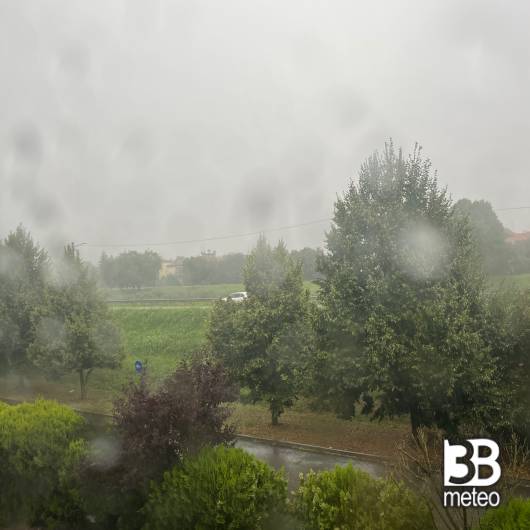 Temporale inaspettato e benvenuto lungargine scaricatore
