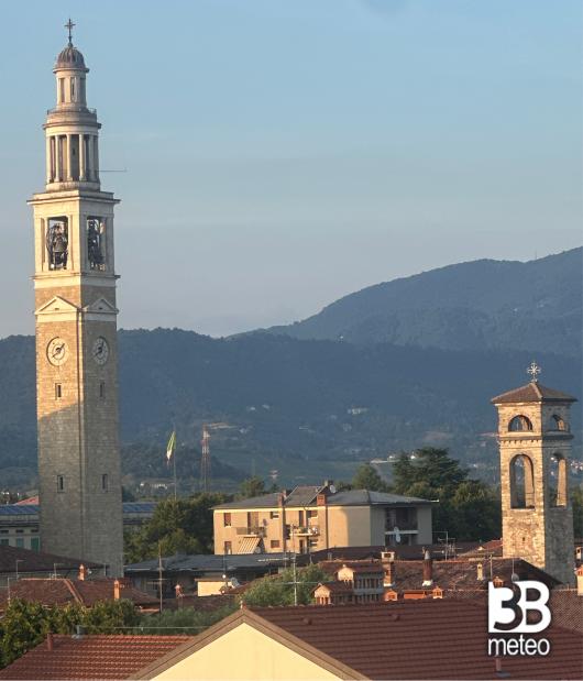 Seriate il tramonto illumina i campanili