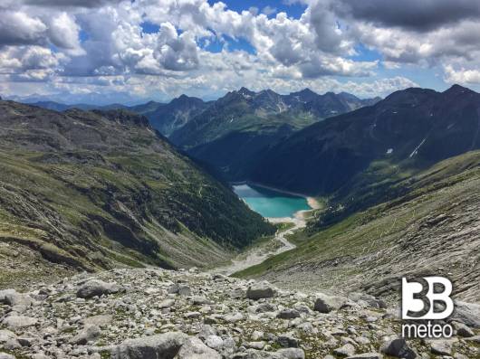 Vista sul lago di neves trentino alto adige