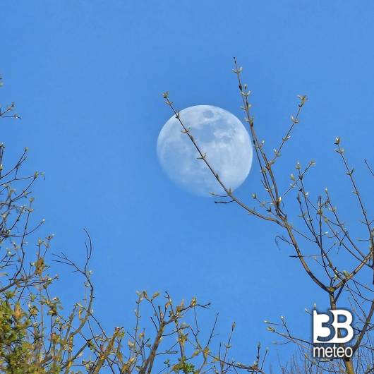 luna piena di giorno