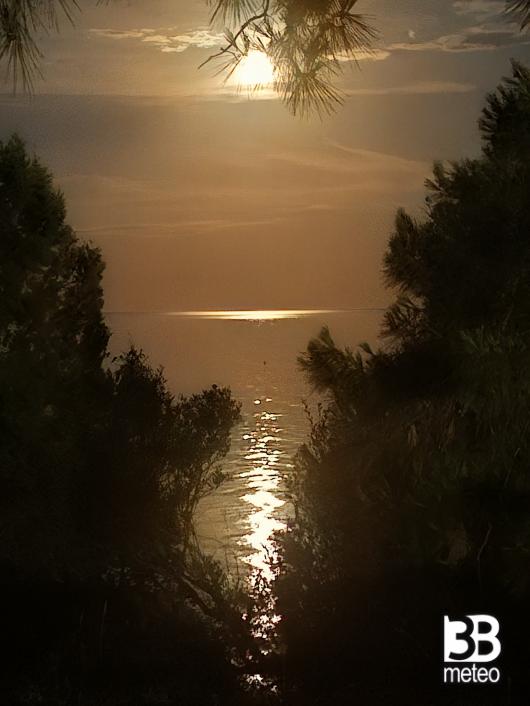 notte di luna piena sul mare