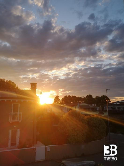 raggi di luce a tramonto