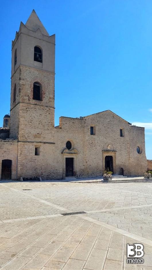 chiesa madre di san bernardino da siena e la sua piazza.