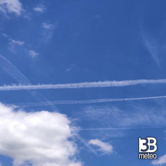 Nuvole naturali e scie chimiche