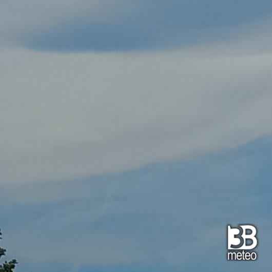Sotto le nubi create scie...