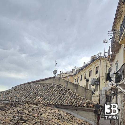Molto nuvoloso e tuona