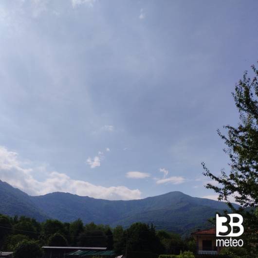 Molto bello con sole e molto caldo e senza pioggia e temporali
