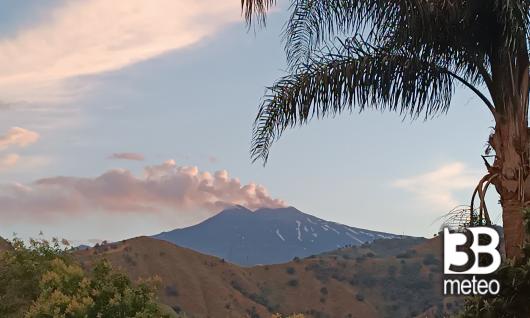 etna al tramonto dopo la pioggia.
