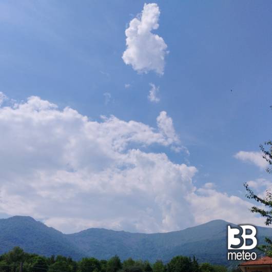 Bello con sole e molto caldo e molto afoso senza pioggia e ne senza e temporali