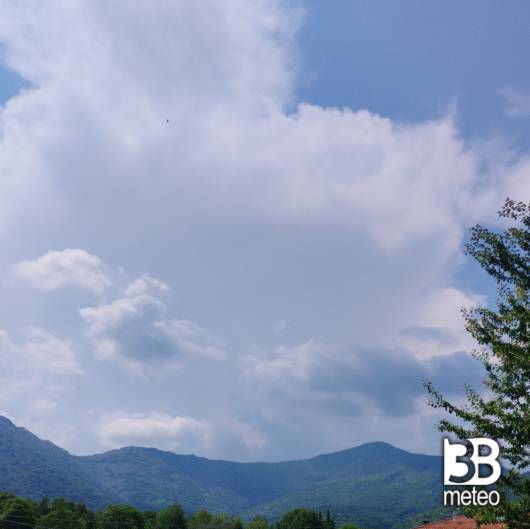 Sereno e bello con sole caldo con temporali sono gia arrivati in tempo per il caldo ma ce un po di aria fresca per adesso senza pioggia