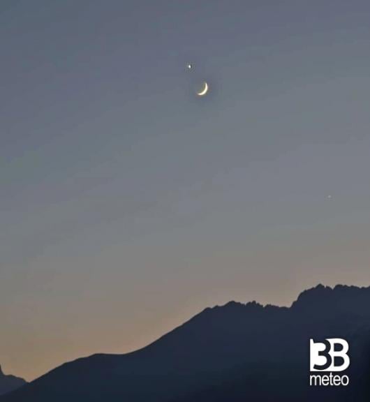 cielo sereno con la luna a spicchio che incontra venere