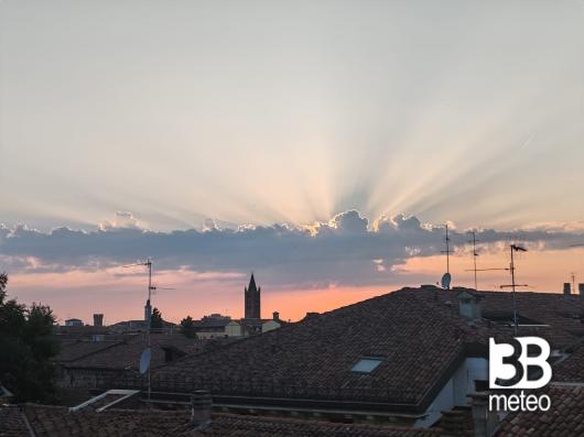 tramonto dietro le nuvole