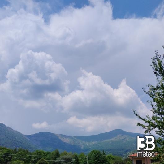 Seremo e bello con sole molto caldo senza pioggia per adesso e senza temporali per adesso