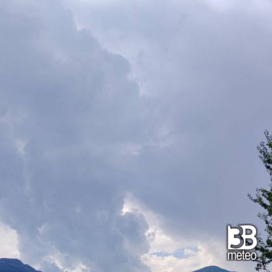 Nuvoloso ma per adesso non piove e non tuona per adesso