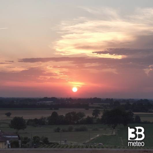 1' tramonto estivo post solstiziale. foto di sergio