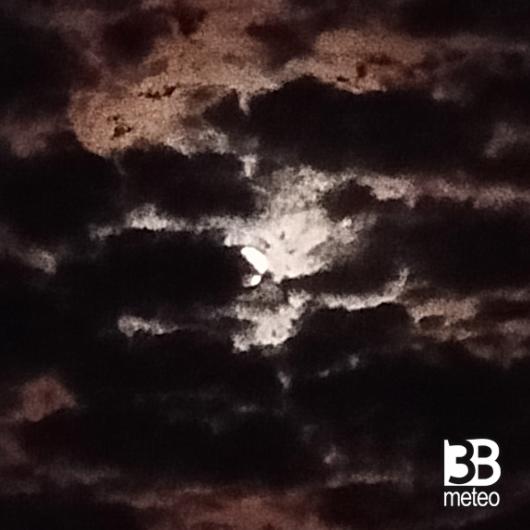 Luna che gioca a nascondino. foto di sergio